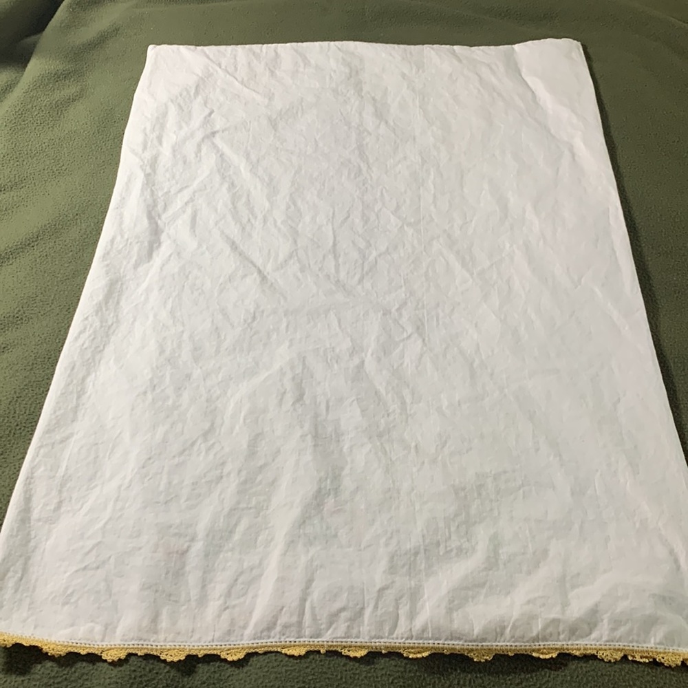 Vintage, embroidered pillowcase. Beautiful flowers in basket. Standard size. - Picture 3 of 3